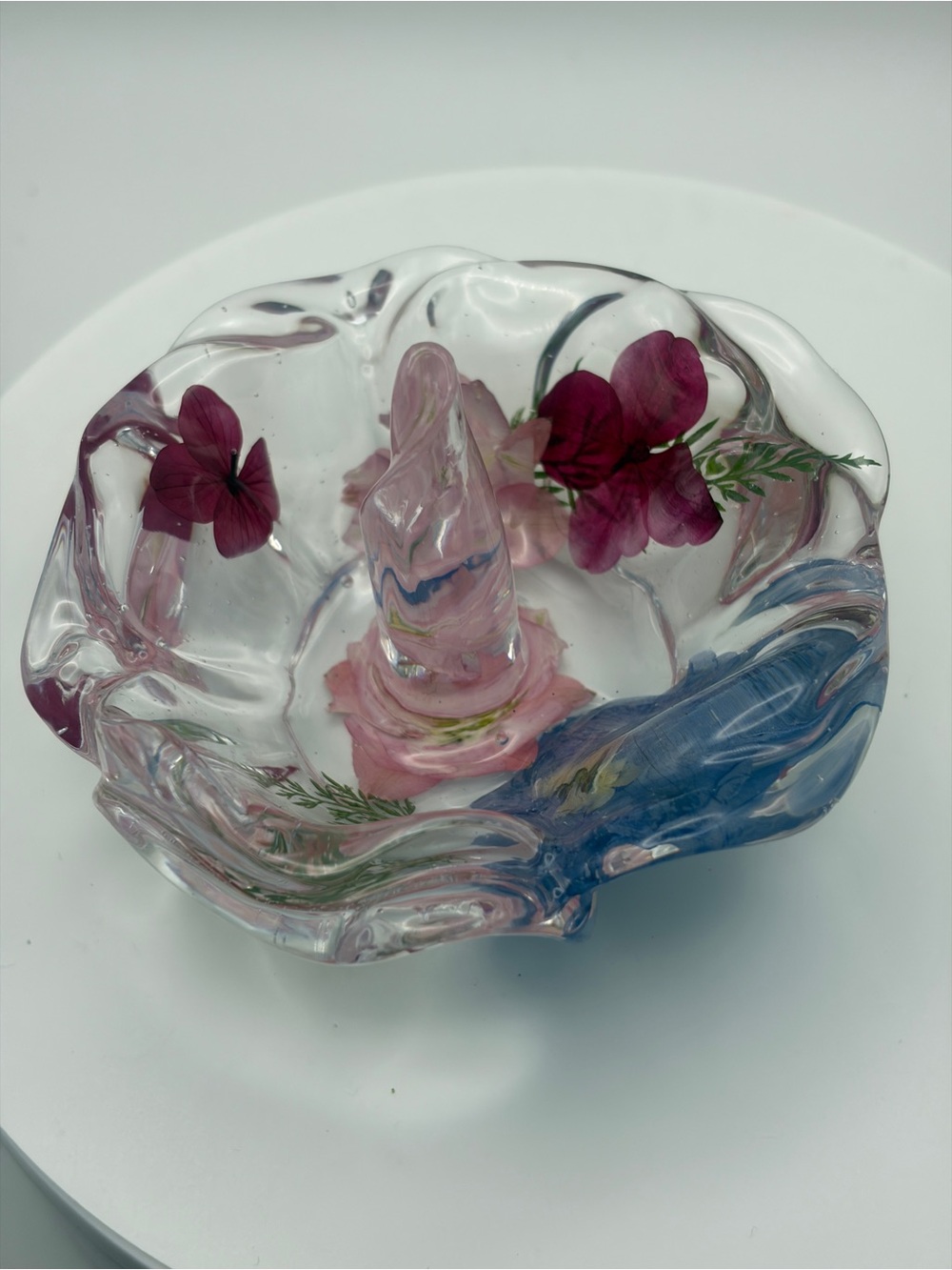 Handcrafted clear resin ring holder with dried flowers - Picture 1 of 1